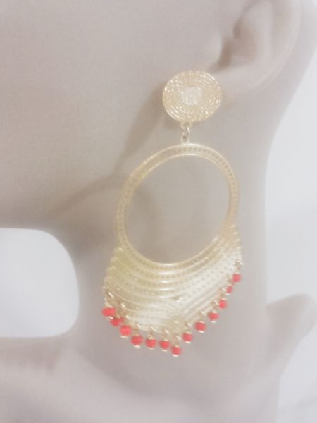 Brinco folheado a ouro 18 com detalhes vermelho